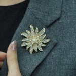 İnci Güneşi Broş